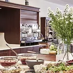 Montra 4*
