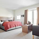 Hotel Montra 4*